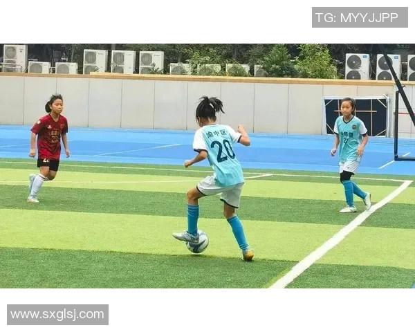 足球校队的成长之路：从青涩少年到校园荣耀的奋斗历程